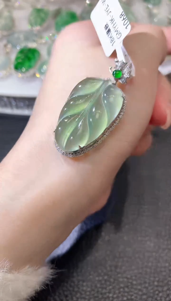 【闪购商品】翡翠吊坠(不含链)18K金镶嵌C36