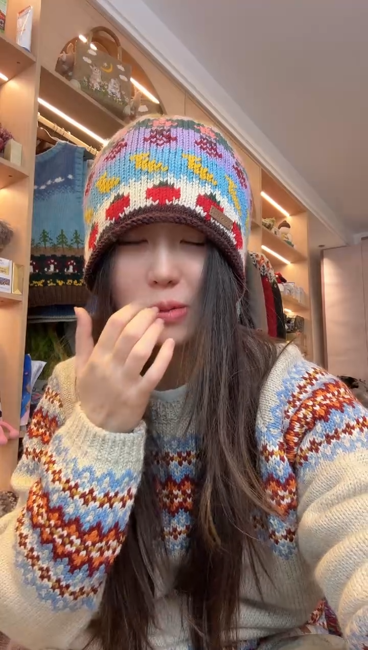 羊毛草莓卷边帽  