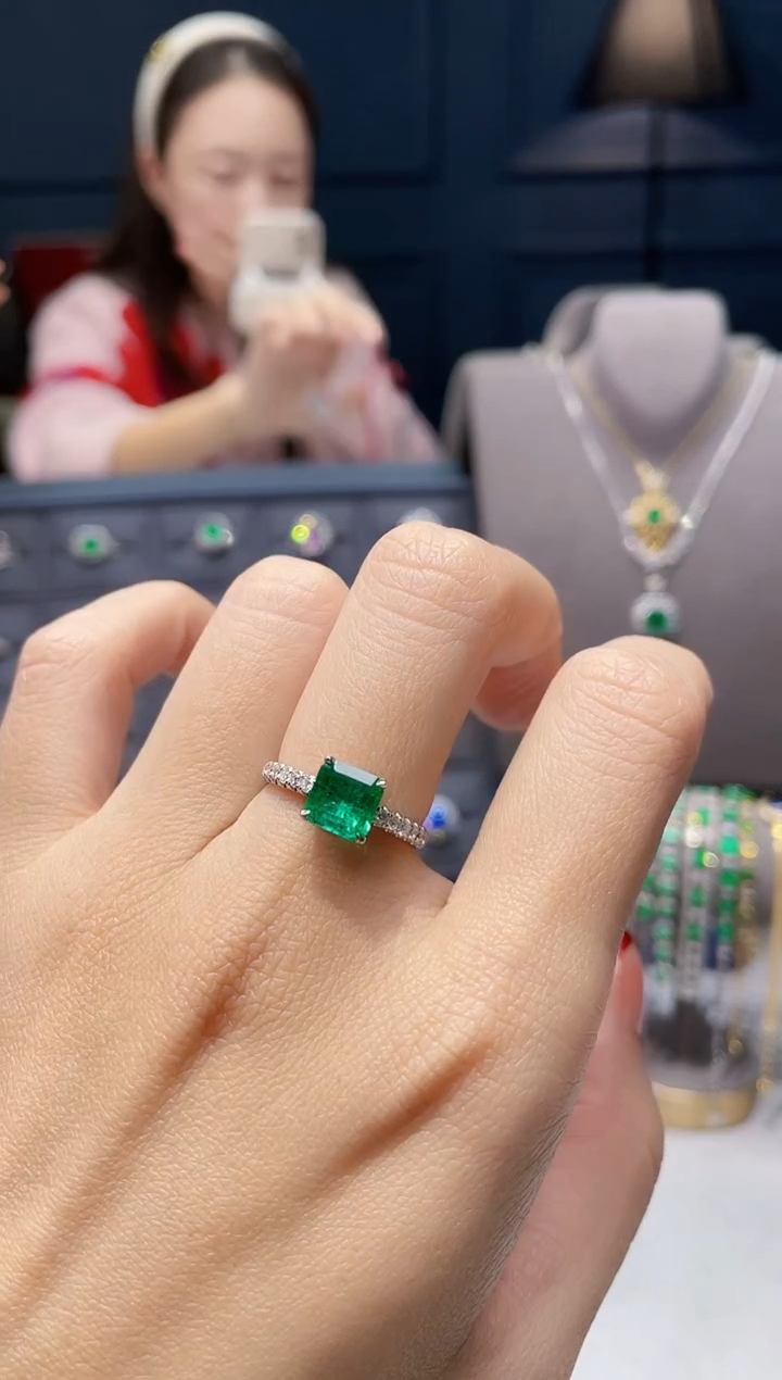 【闪购商品】祖母绿戒指18K金镶嵌1.49克拉/vvg