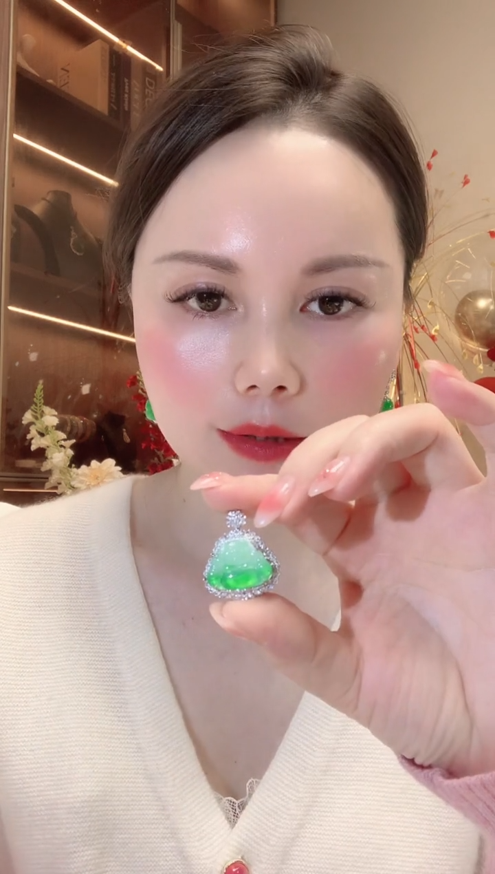 【闪购商品】翡翠吊坠(不含链)18K金镶嵌C44   