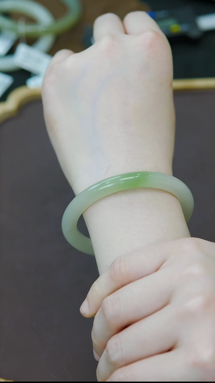 未镶嵌手镯和田玉54-55圈口冰底一口浓翠