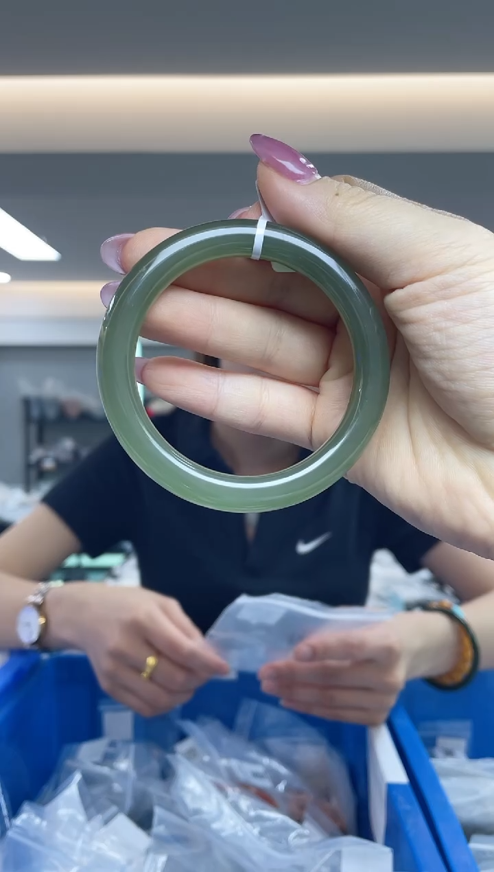 和田玉手镯未镶嵌（多样性发一件）微瑕*54