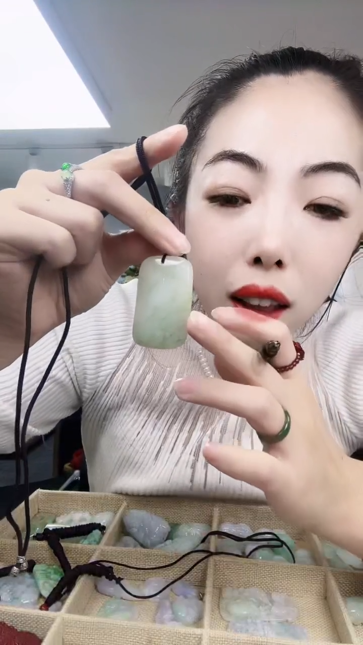 【闪购商品】石英质玉颈饰未镶嵌天山翠无事牌带绿