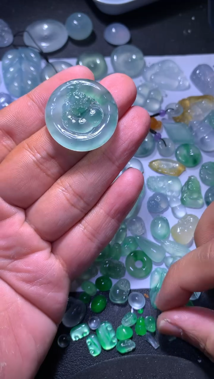 【闪购商品】翡翠颈饰未镶嵌麒麟牌