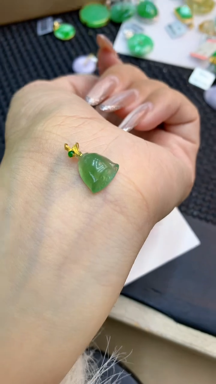 颈饰18K金镶嵌翡翠1