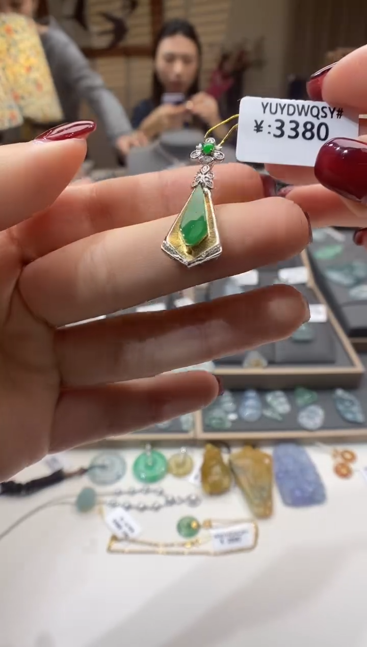 【闪购商品】翡翠颈饰18K金镶嵌随形