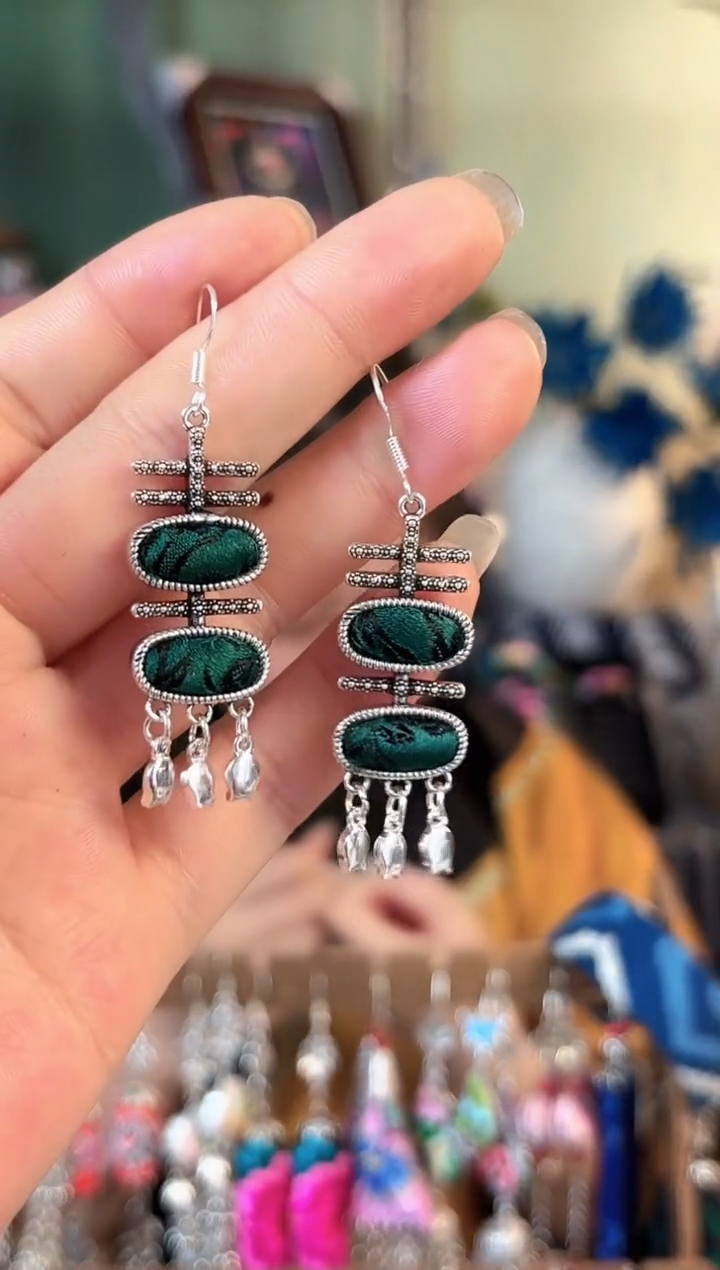 云织瑶非遗老绣饰品240