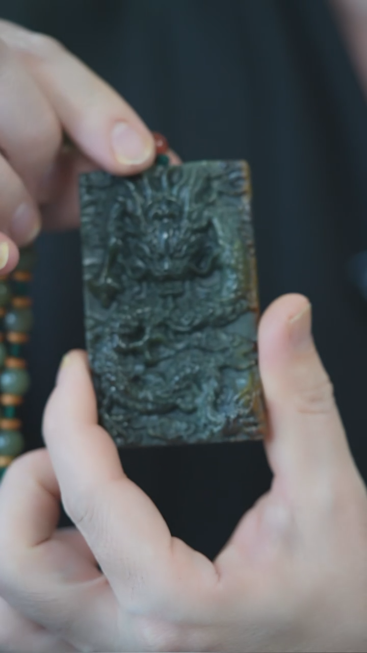 颈饰未镶嵌岫岩河磨玉（透闪石质玉）龙牌