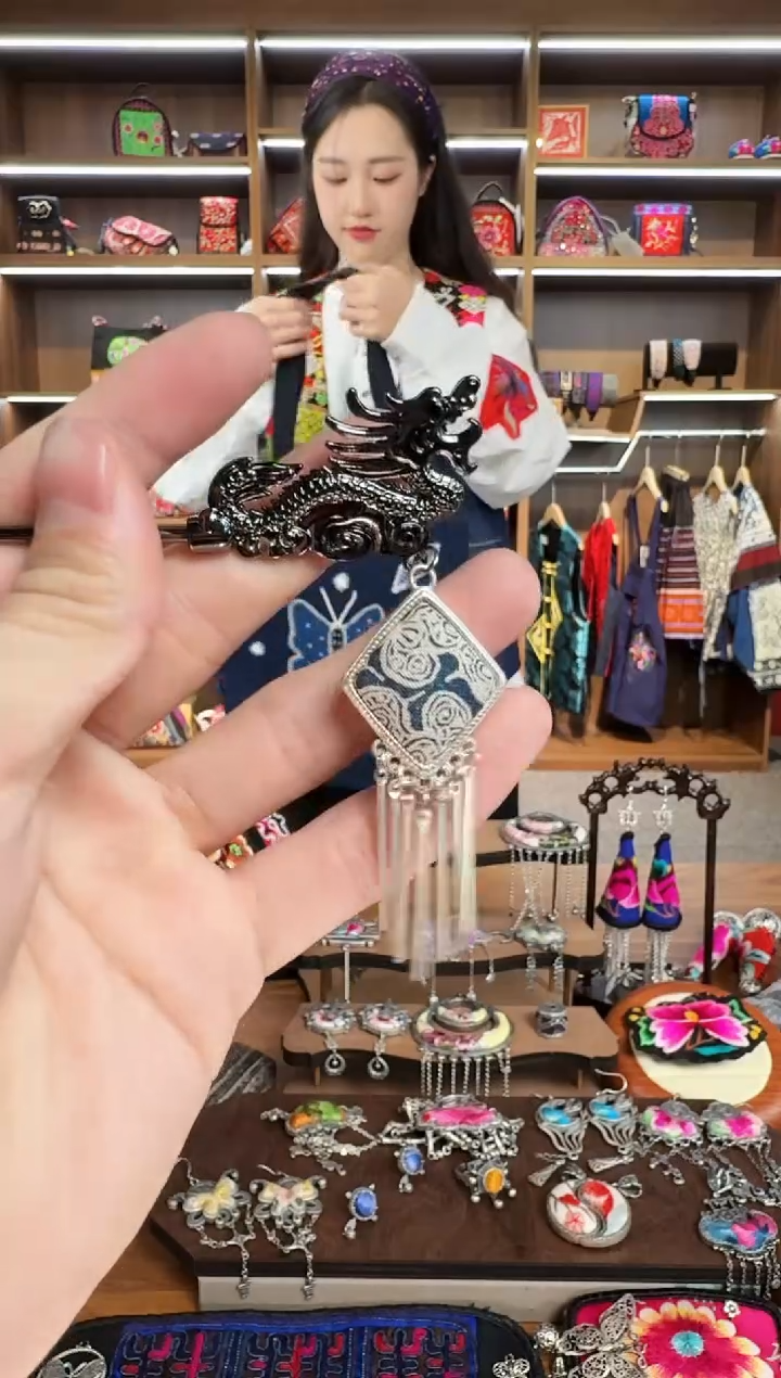 【闪购商品】织绣152蒙阿苏苗绣传承