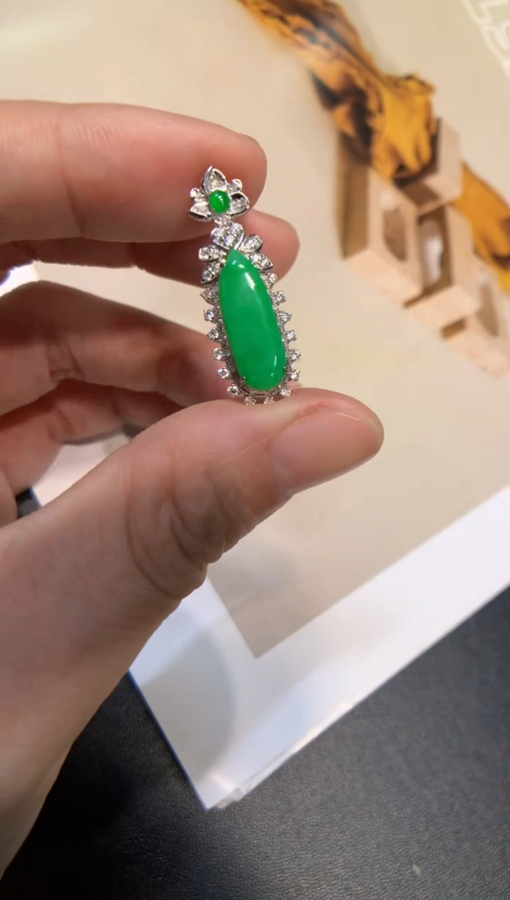 颈饰18K金镶嵌翡翠福瓜