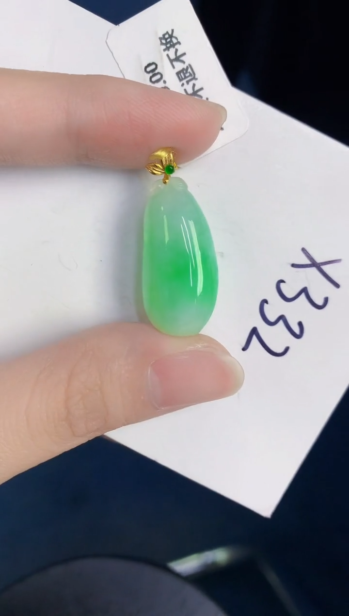 颈饰18K金镶嵌翡翠天然翡翠缅甸A货