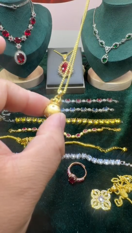 颈饰18K金镶嵌钻石2