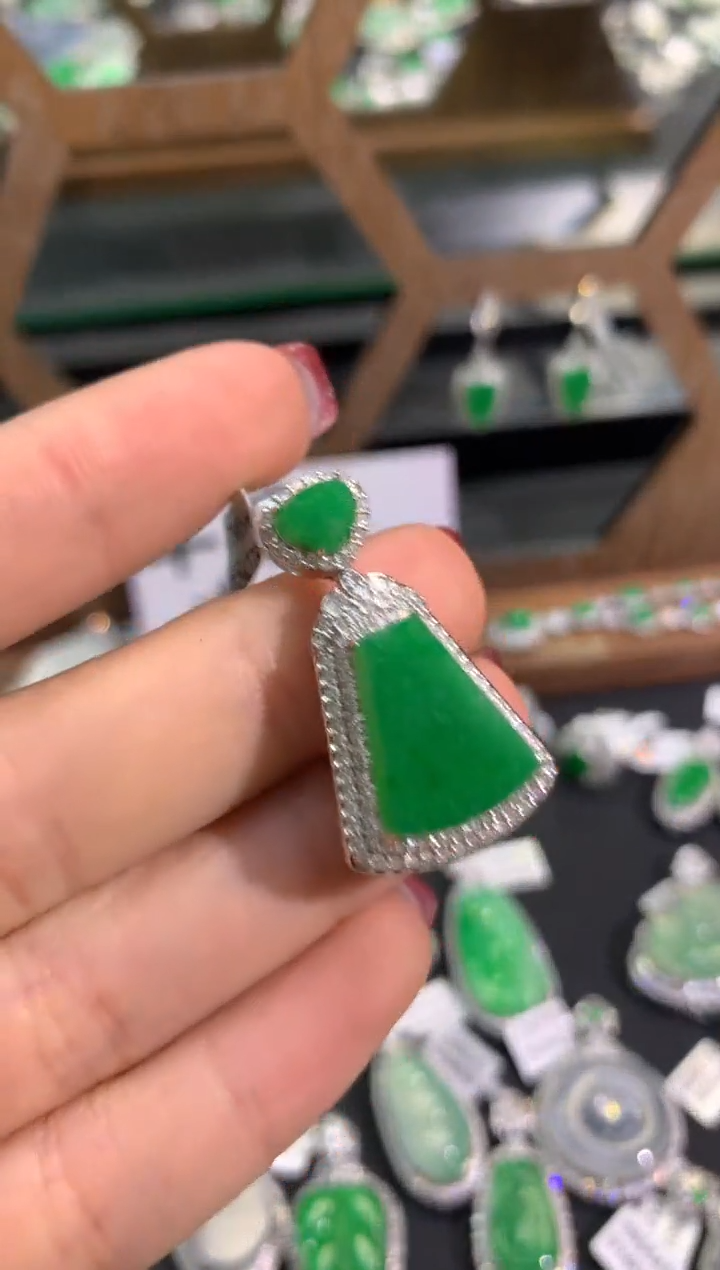 【闪购商品】翡翠吊坠(不含链)18K金镶嵌吊坠