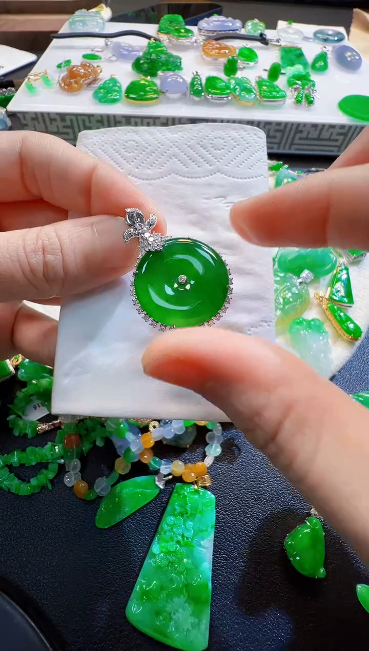 翡翠18K金镶嵌吊坠(不含链)45000