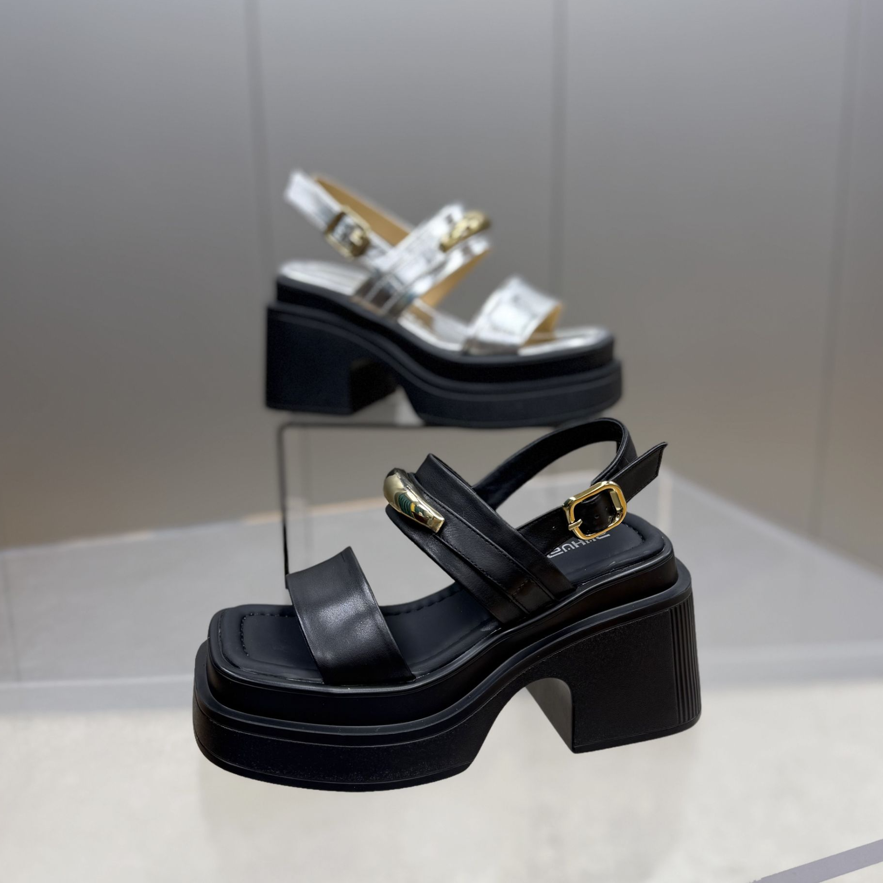 【左右华菲】9cm时尚洋气真皮厚底凉鞋2025夏季百搭一字带松糕高跟