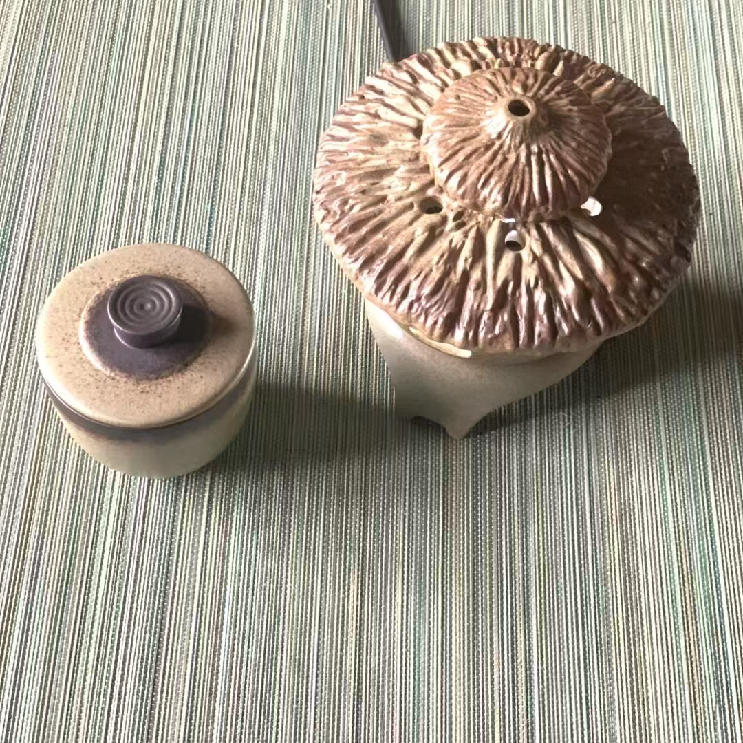 中国宫灯，作为中华传统工艺的瑰宝，集实用性与艺术性于一体