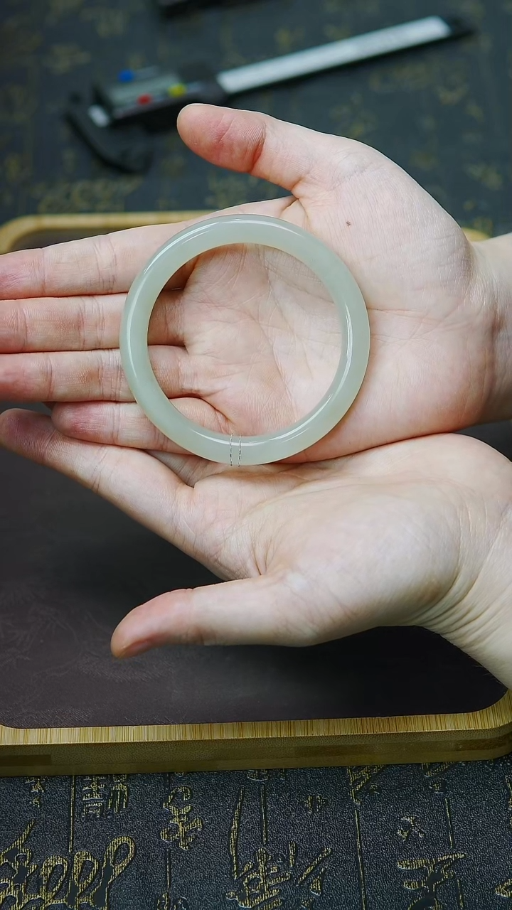 未镶嵌手镯和田玉54-55圈口特色冰湖水蓝手镯