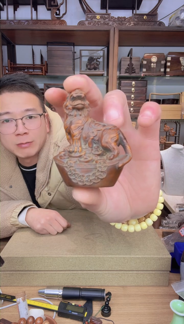 【闪购商品】乌木类书架685黄杨做旧元宝虎