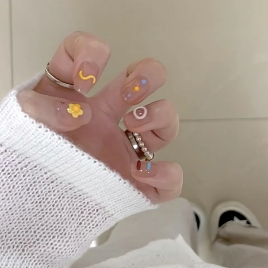 氛围感多巴胺童趣爆款2025穿戴甲高颜值简约显白日常通勤小短甲