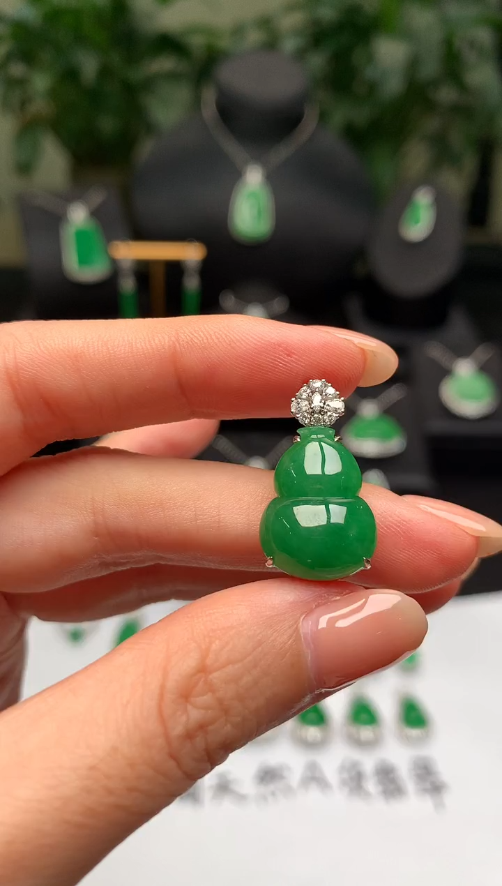 颈饰18K金镶嵌翡翠葫芦
