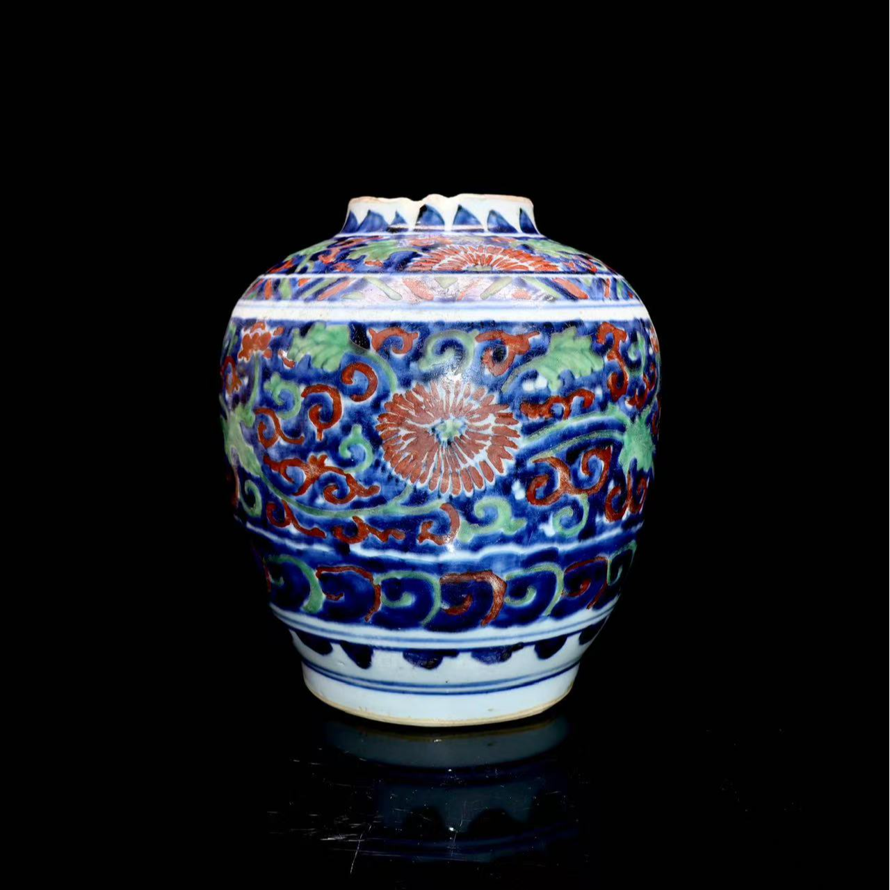 56:明晚期青花留白红绿彩缠枝菊花罐