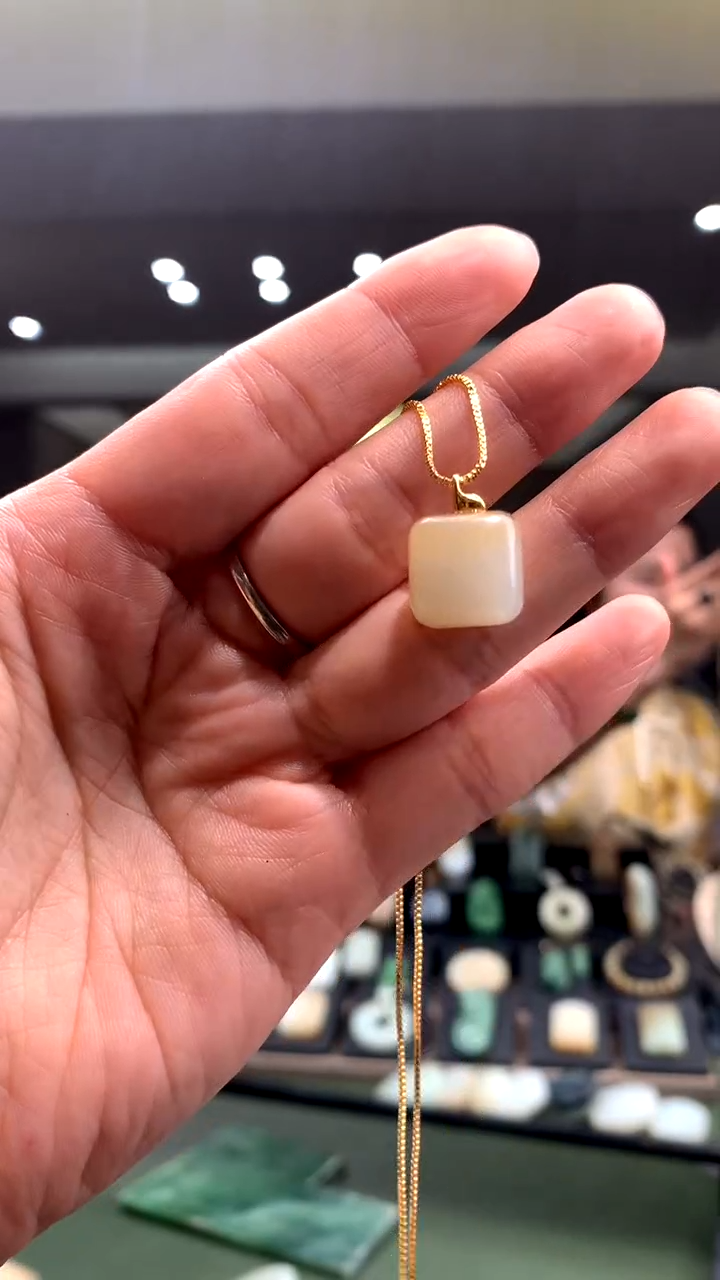 颈饰18K金镶嵌和田玉挂件