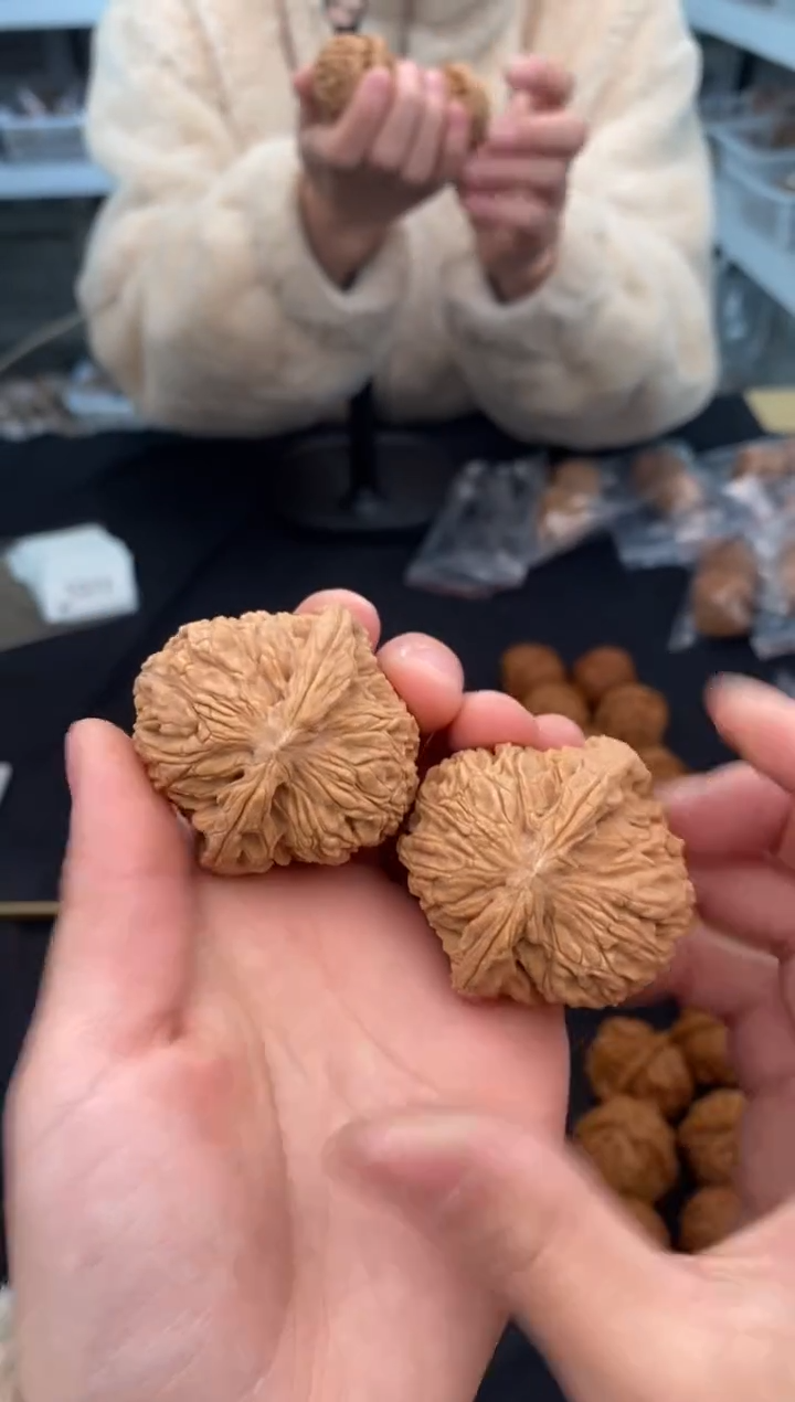 【闪购商品】文玩核桃把件球南疆43-t107