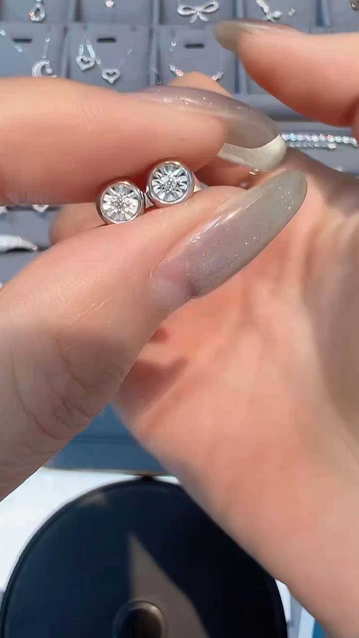 【闪购商品】钻石耳饰18K金镶嵌耳钉