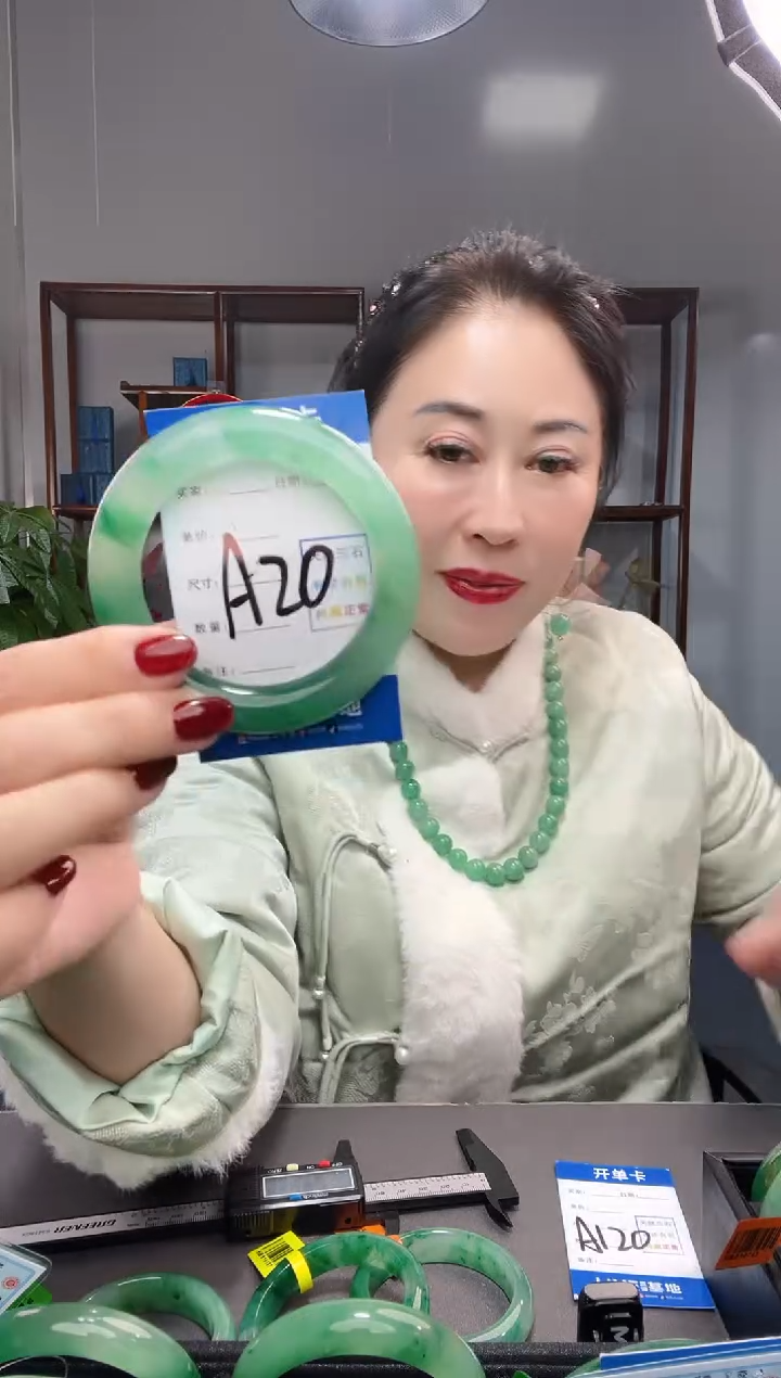【闪购商品】石英质玉手镯未镶嵌非洲翠