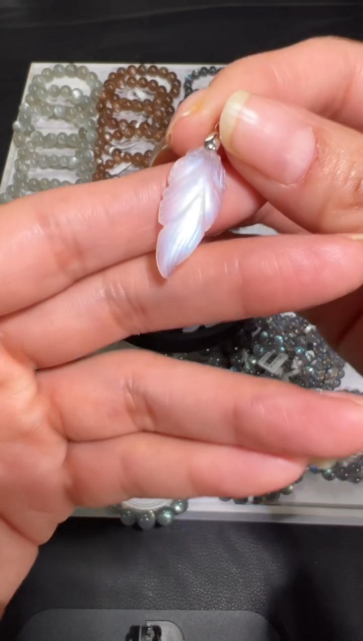 未镶嵌手链长石蓝月光小鱼吊坠  默认微瑕