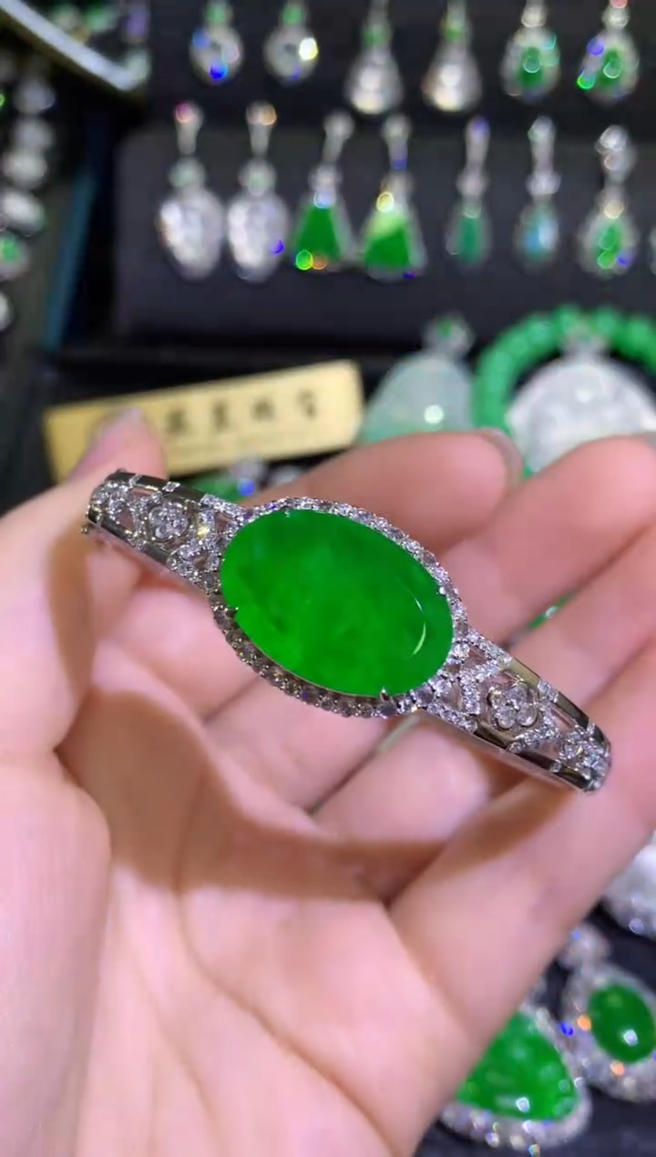 【闪购商品】翡翠手镯18K金镶嵌高冰浓阳满绿无事手镯