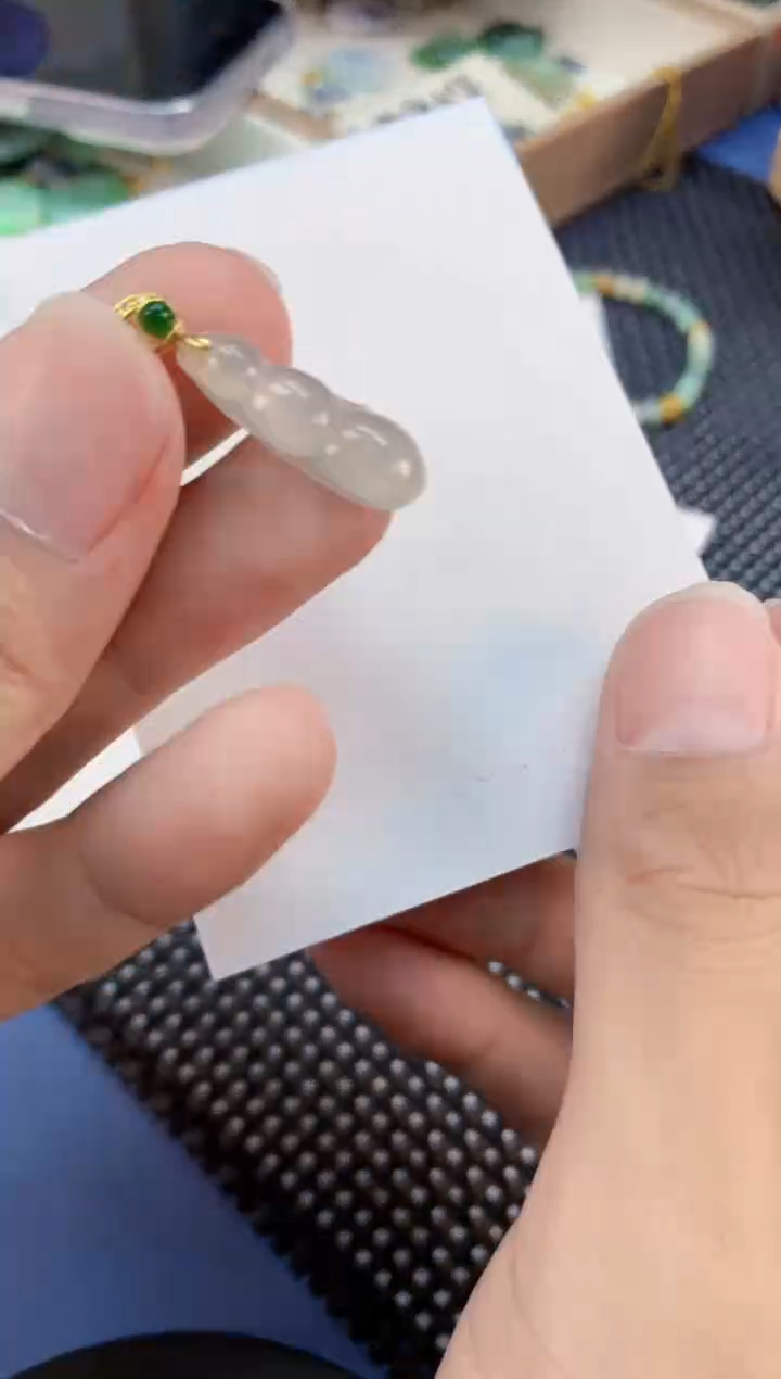 翡翠未镶嵌颈饰       1