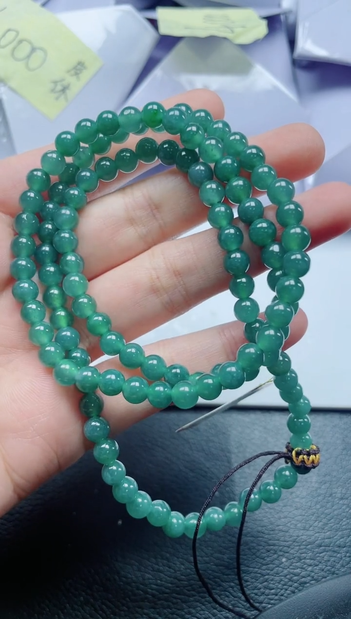 翡翠未镶嵌颈饰            