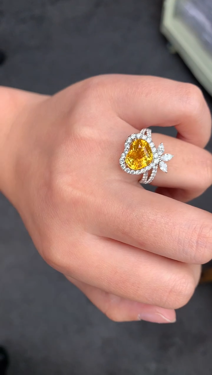 【闪购商品】彩色蓝宝石戒指18K金镶嵌4.5ct黄蓝宝戒指