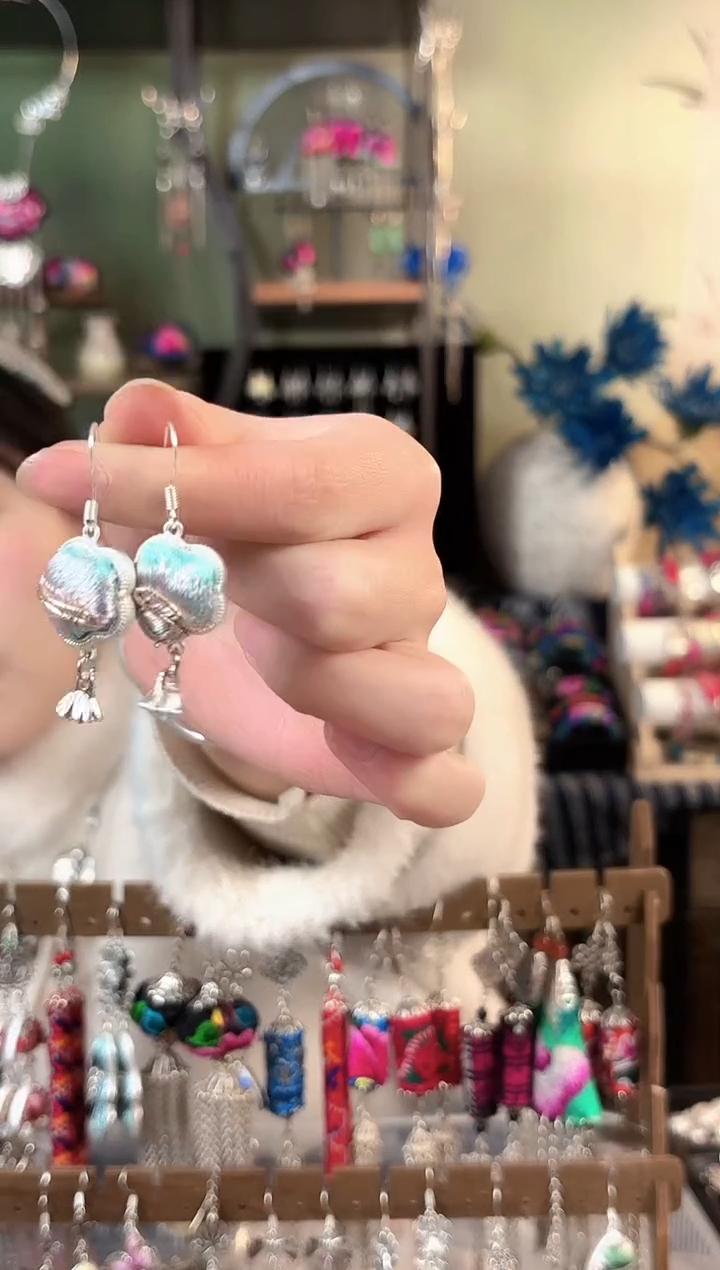 彩云南阁非遗老绣苗银饰品630