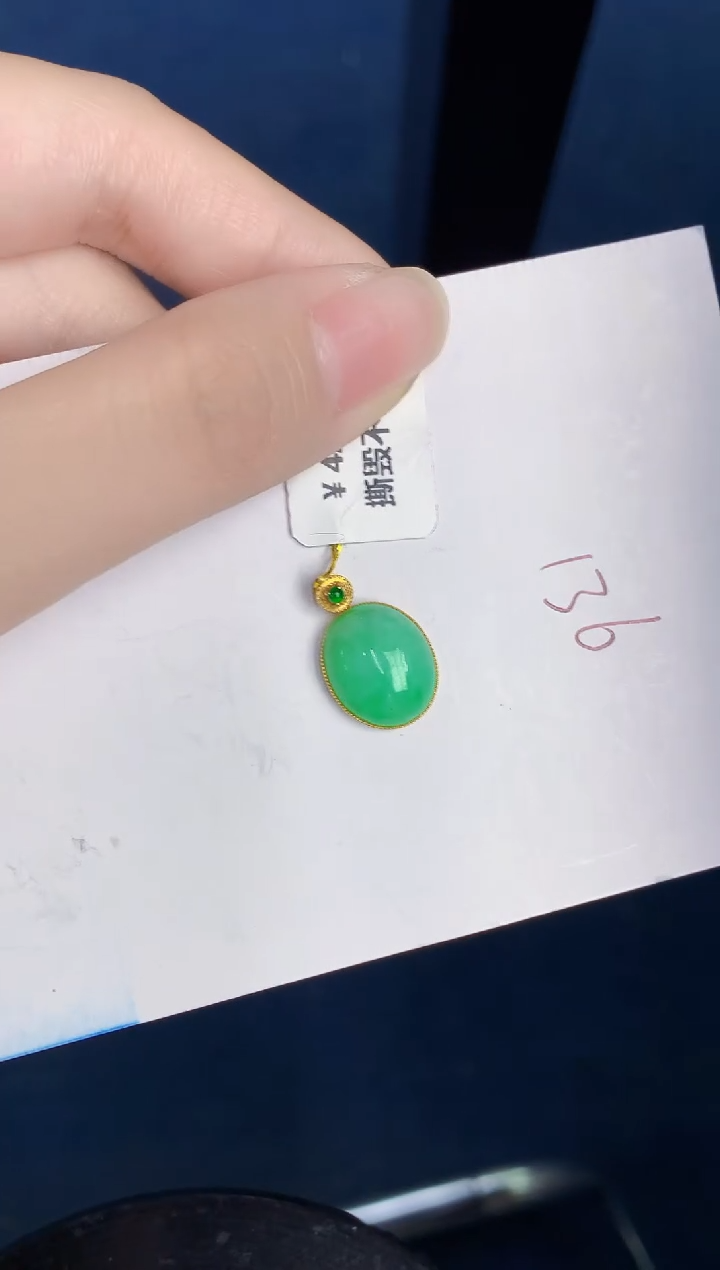 翡翠18K金镶嵌颈饰0000000000