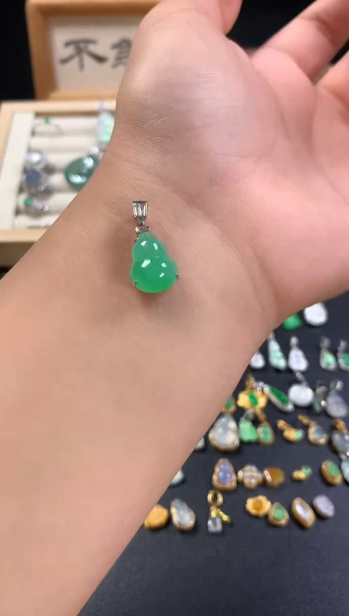 颈饰18K金镶嵌翡翠18k绿葫芦