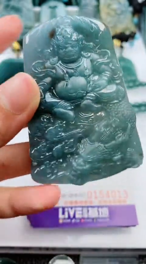 翡翠未镶嵌颈饰               