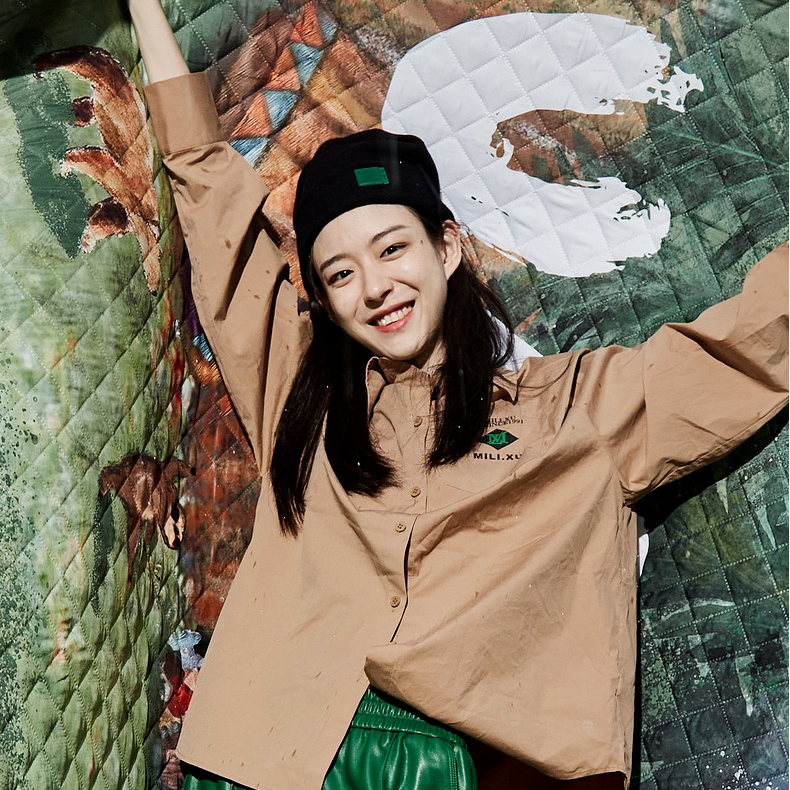 U/TI白色徽章装饰长袖衬衫学院风通勤百搭垂感翻领休闲衬衣上衣