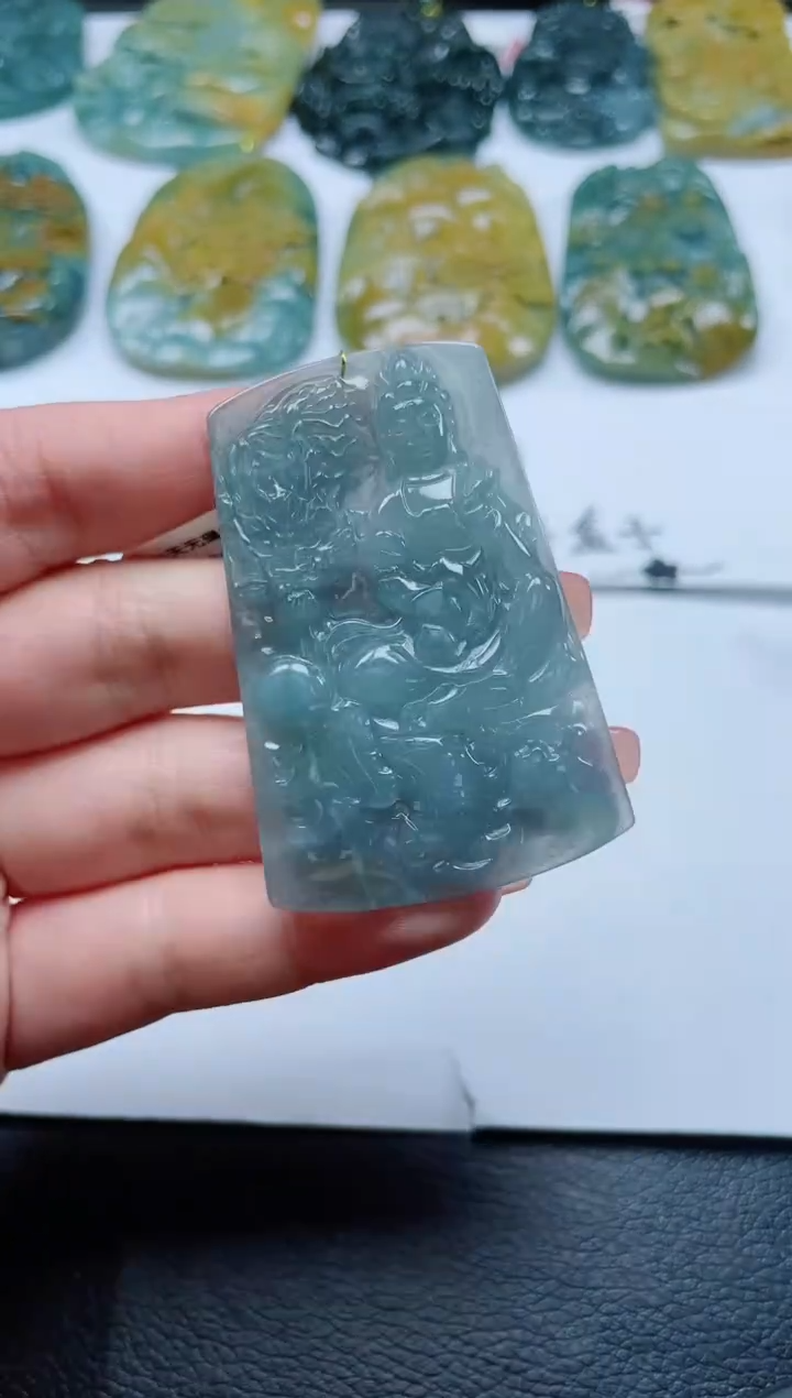 翡翠未镶嵌颈饰          