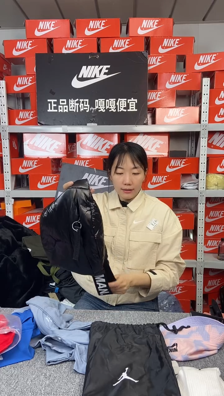 小皮面黑色挎包 瑕疵直播间过款 全新无暇