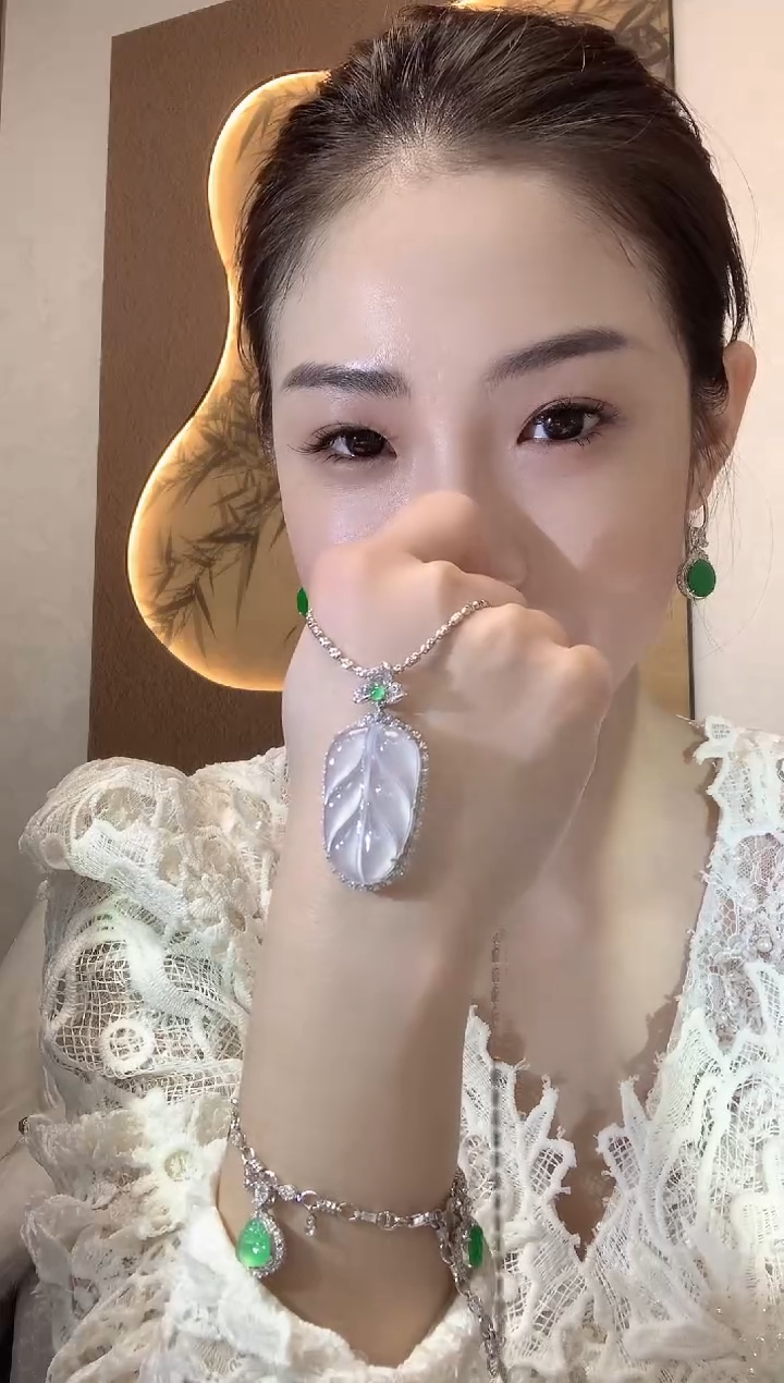 【闪购商品】翡翠吊坠(不含链)18K金镶嵌C19
