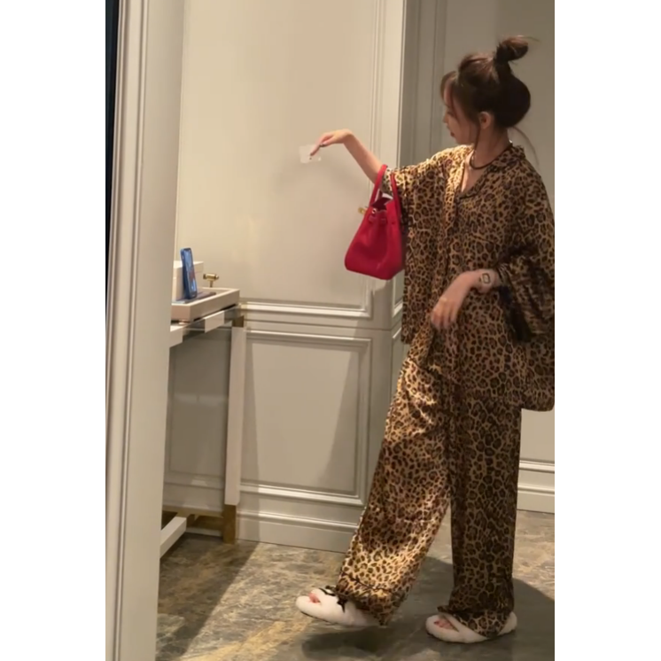 ins韩系豹纹V领冰丝睡衣女夏季新款大码长袖长裤家居服套装可外穿