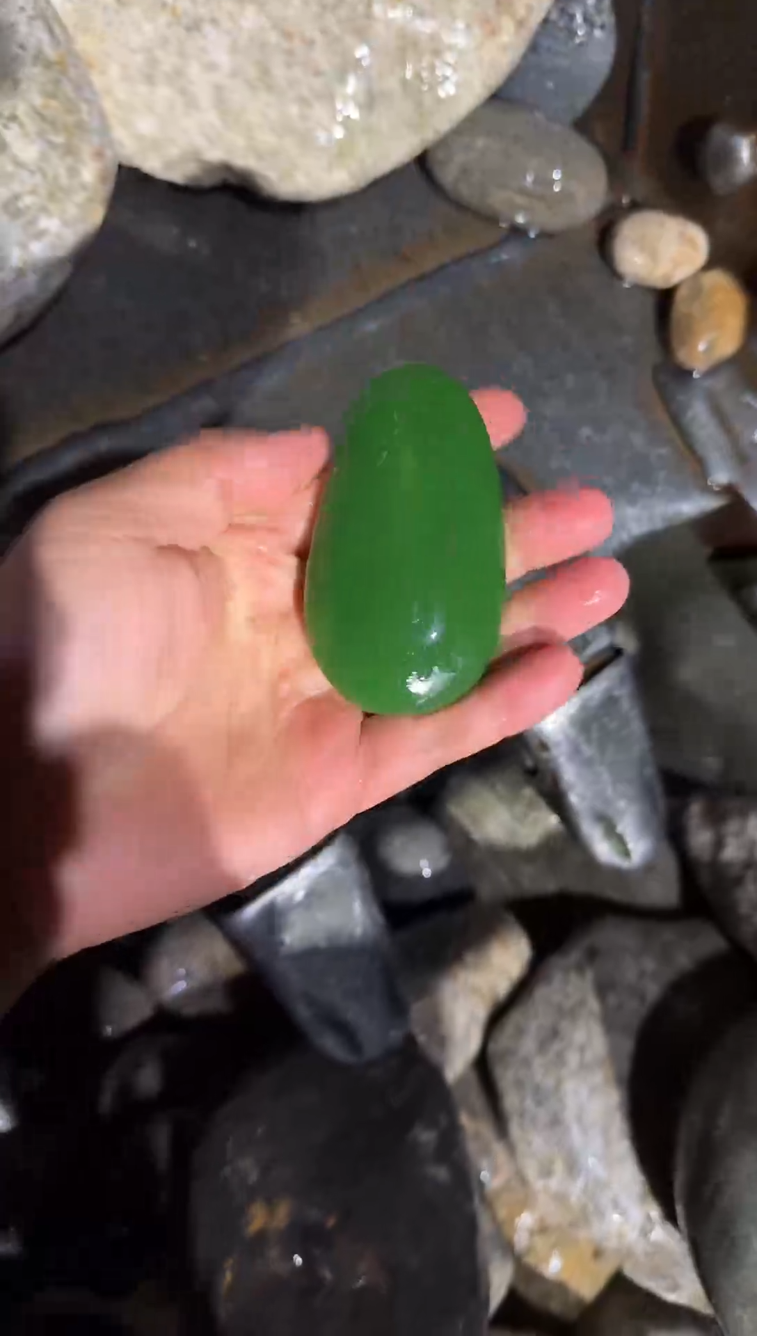 未镶嵌和田玉挂件菠菜绿