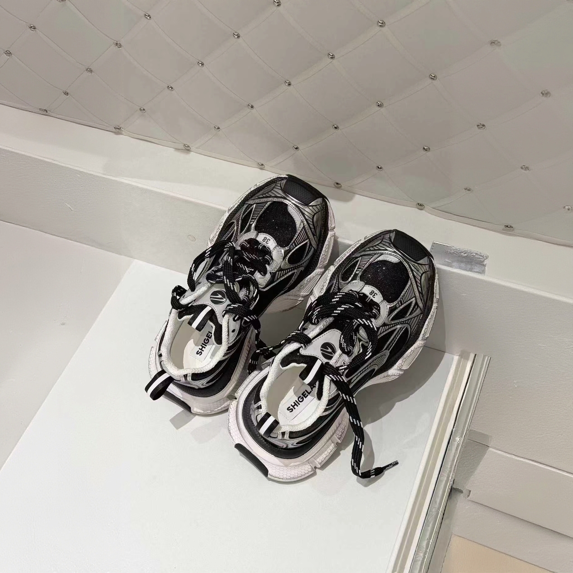 诗歌兰女鞋2026年春新款黑色爆闪潮流休闲厚底老爹鞋增高运动鞋女