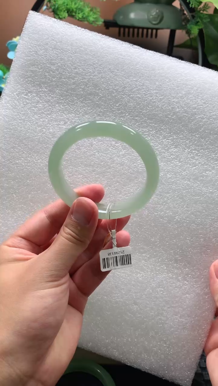 【闪购商品】石英质玉手镯未镶嵌青青58+多人