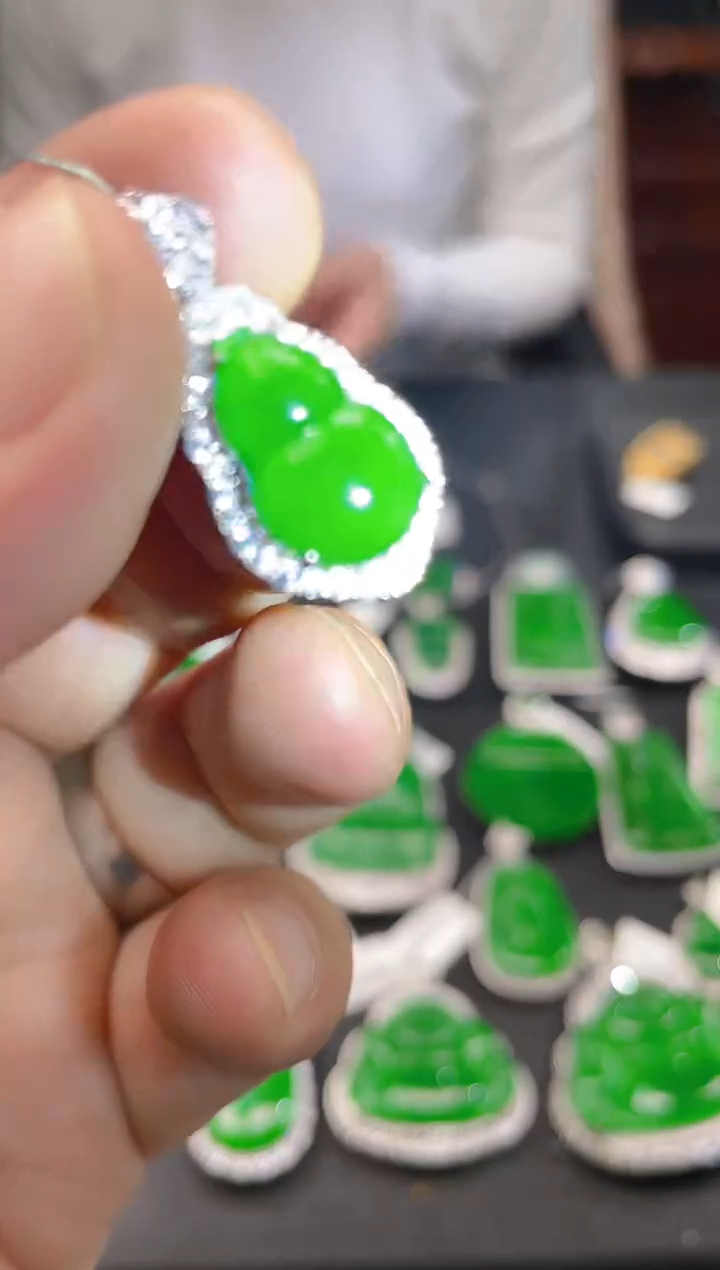 【闪购商品】翡翠吊坠(不含链)未镶嵌多样性发其一