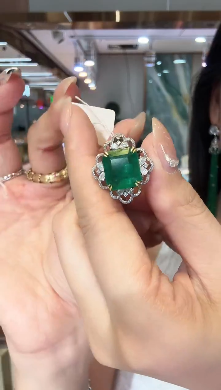 18K金镶嵌戒指祖母绿7.10ct