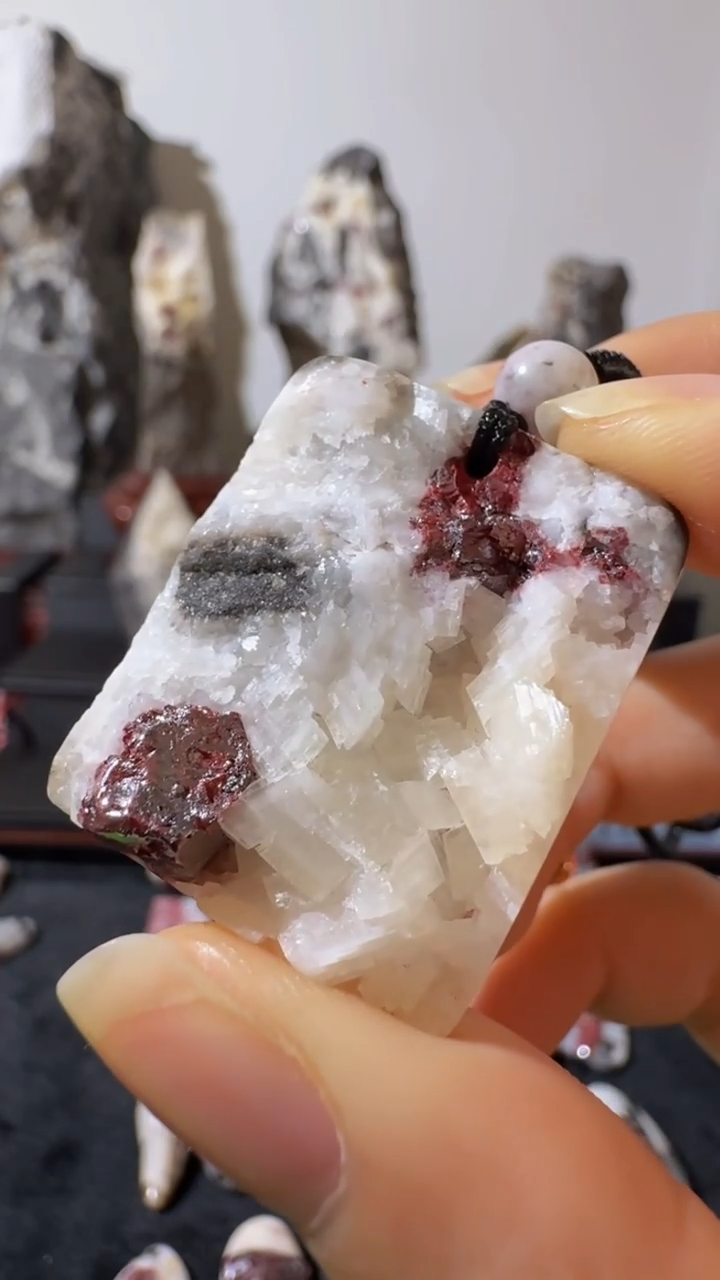 天然辰砂天然辰砂天然朱砂大晶砂随行吊坠