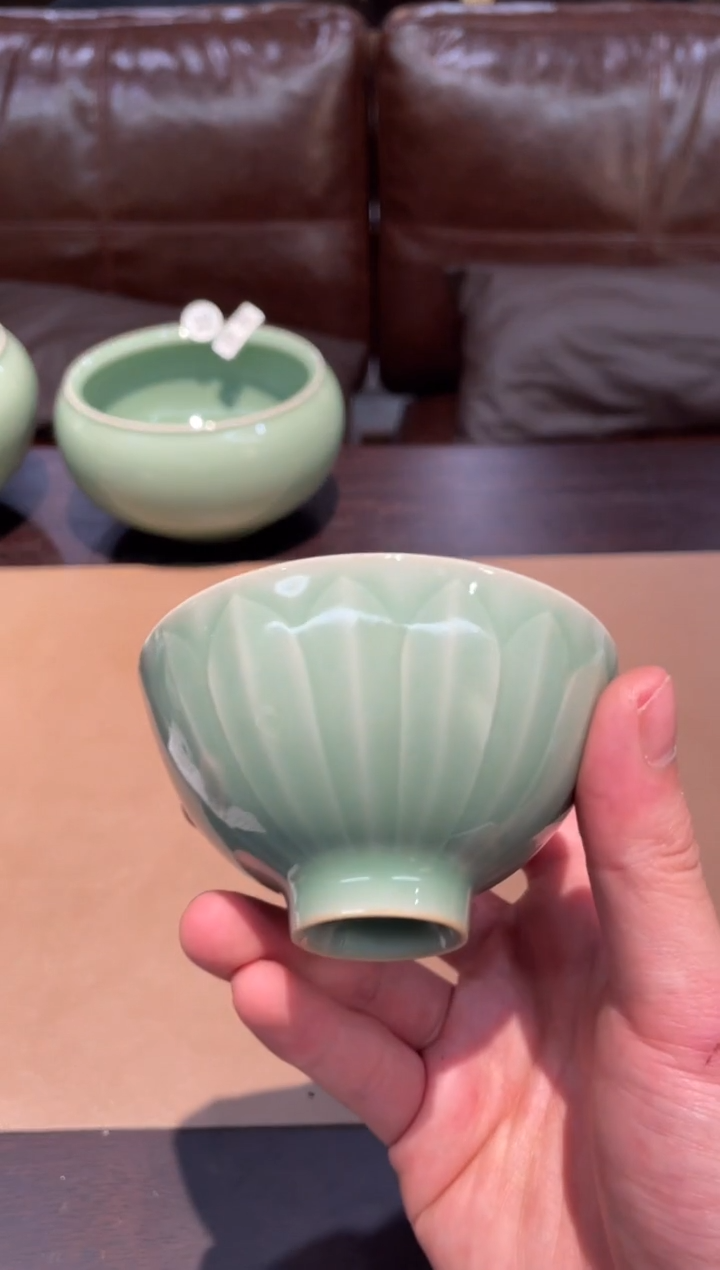 23窑承青瓷莲纹茶碗